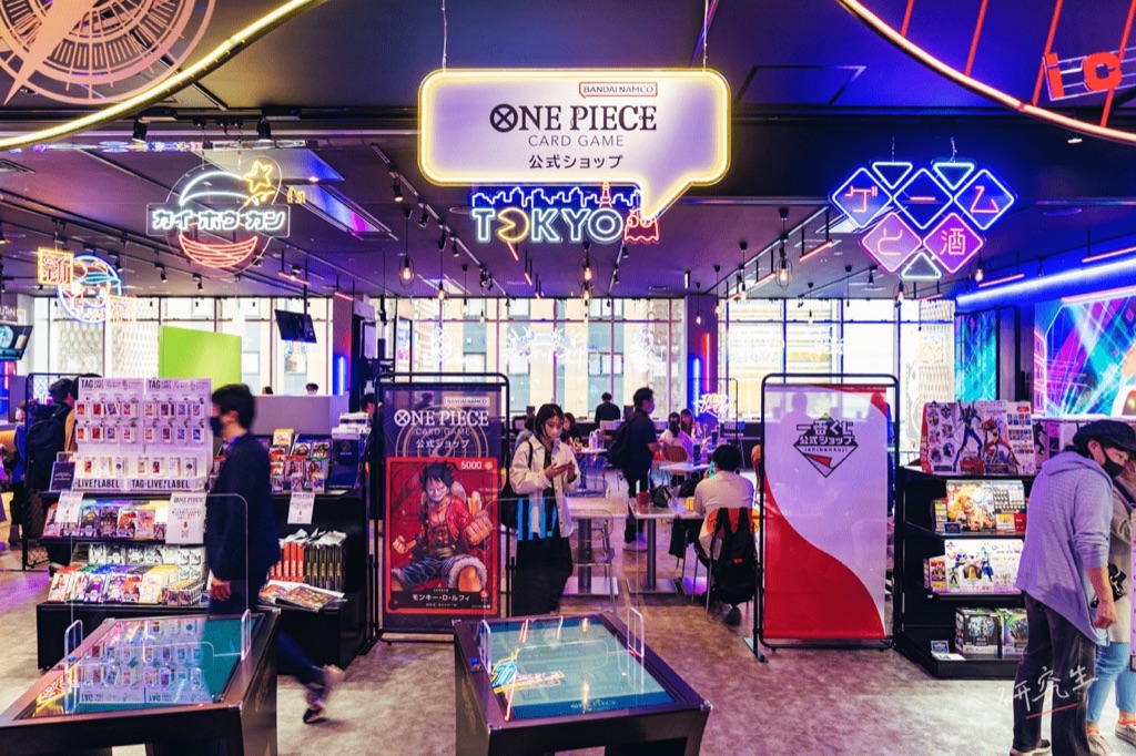 ONE PIECE 卡牌遊戲的官方商店，兩側是卡片陳列架