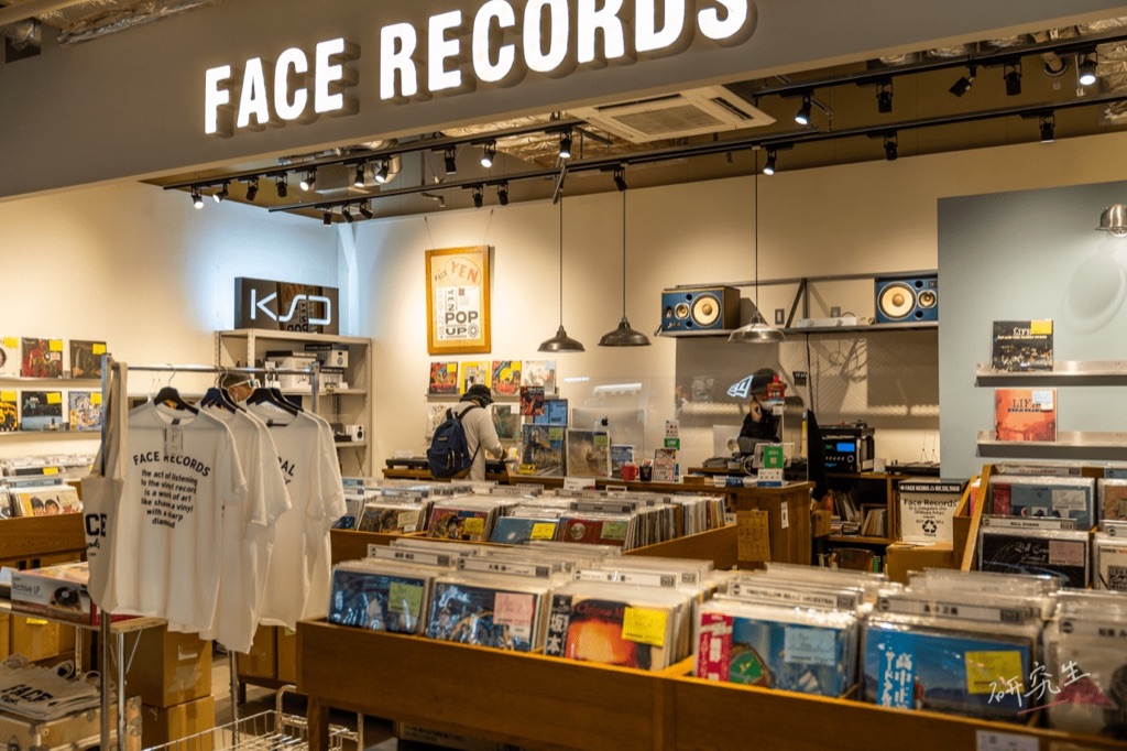 FACE RECORDS 的店內,成排的黑膠唱片和掛著的 T 恤