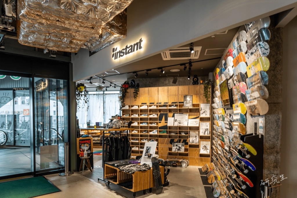 Instant 滑板店的店面,整面牆掛滿了滑板