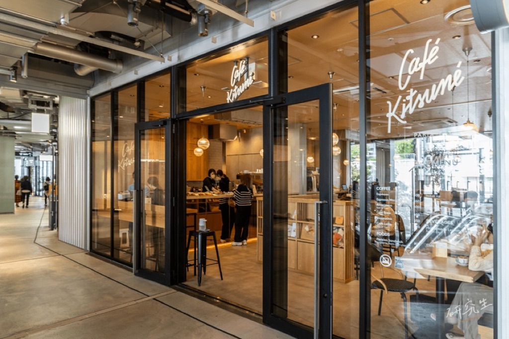 CAFÉ KITSUNÉ 的玻璃店面,白色手寫店名寫在窗上