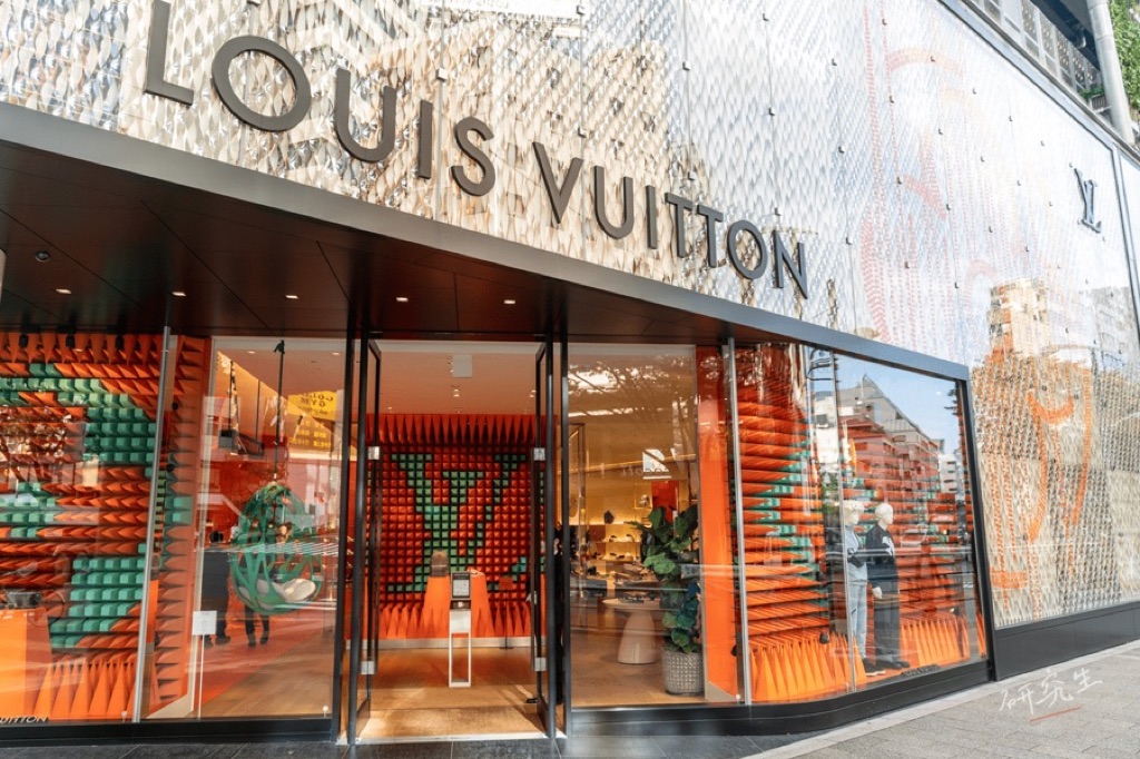 LOUIS VUITTON 的路面店外觀,櫥窗是橘綠配色的裝置