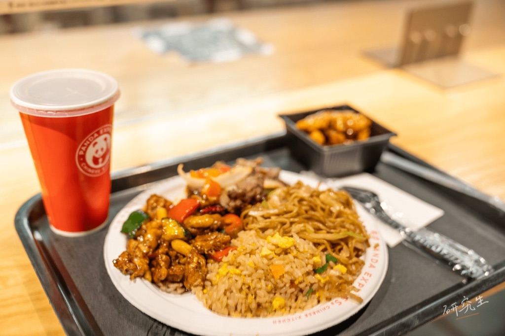 PANDA EXPRESS 的餐盤,炒飯、炒麵、橘雞配一杯紅色紙杯飲料