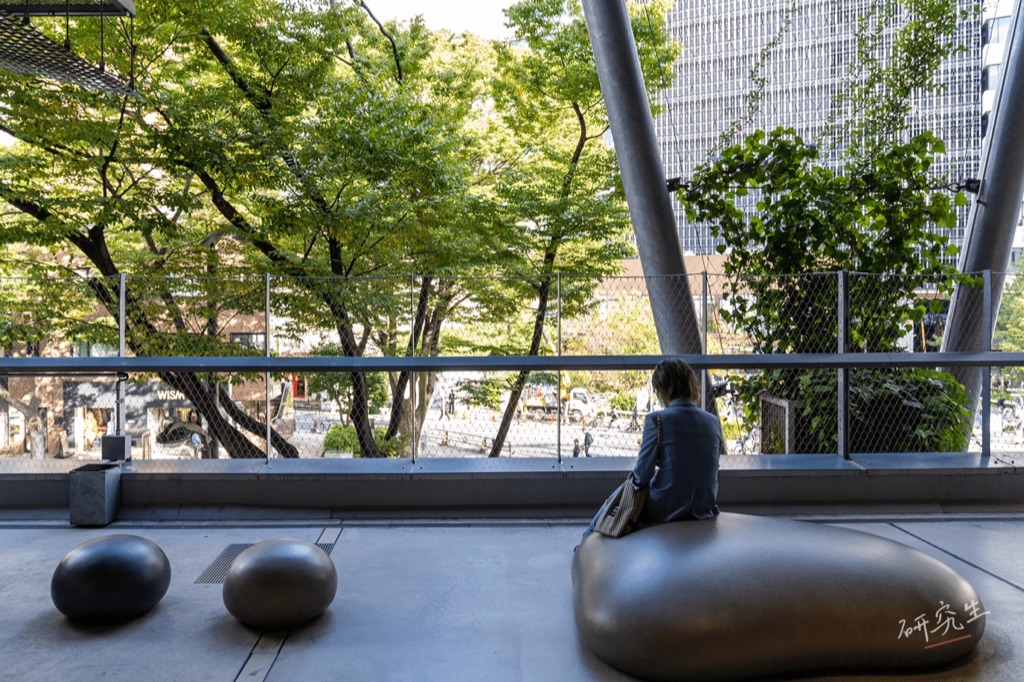 面向街道的露台座位,欄杆外就是綠樹和澀谷街景